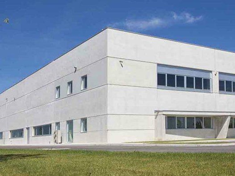 Capannone in Vendita a Quarrata, 2000 m²