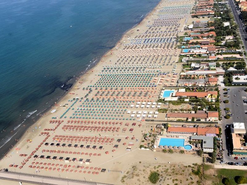Immobile commerciale in Vendita a Viareggio, 2100 m²