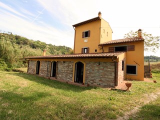 Rustico in Vendita a Casciana Terme Lari, 695'000€, 420 m²