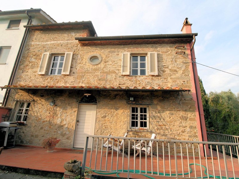 Rustico in Vendita a Lamporecchio, 380'000€, 200 m²