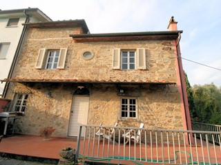 Rustico in Vendita a Lamporecchio, 380'000€, 200 m²