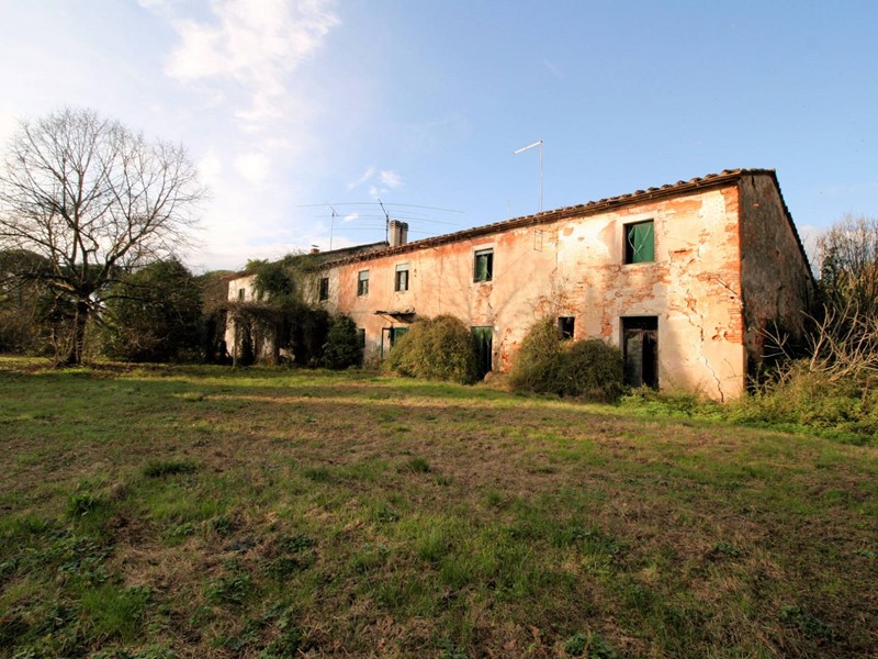 Rustico in Vendita a Altopascio, 250'000€, 800 m²