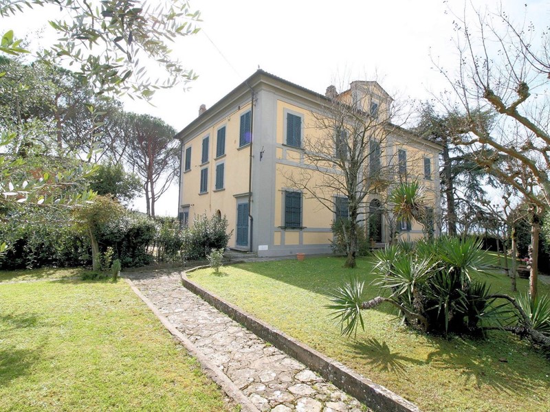 Villa in Vendita a Uzzano, 549'000€, 500 m², con Box