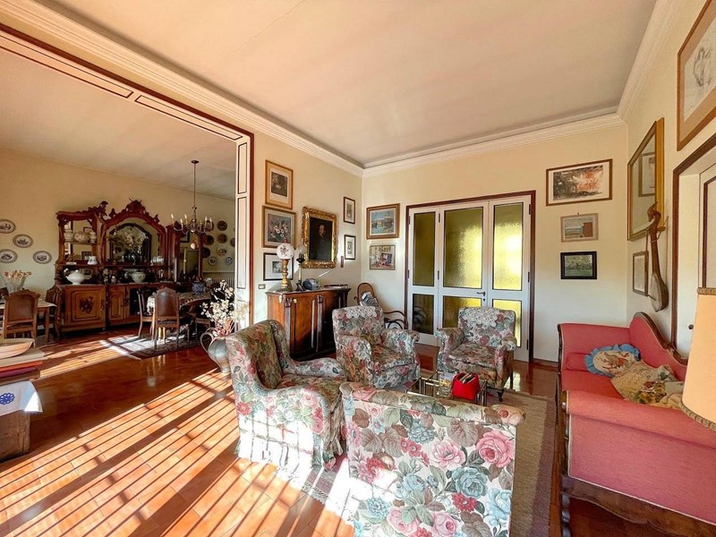 Villa in Vendita a Uzzano, 480'000€, 339 m²