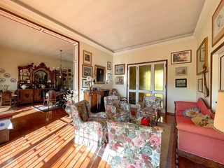 Villa in Vendita a Uzzano, 480'000€, 339 m²