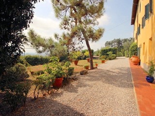 Villa in Vendita a Montecatini Terme, 690'000€, 580 m²
