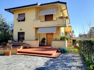 Villa in Vendita a Massa, 480'000&euro;, 210 m²