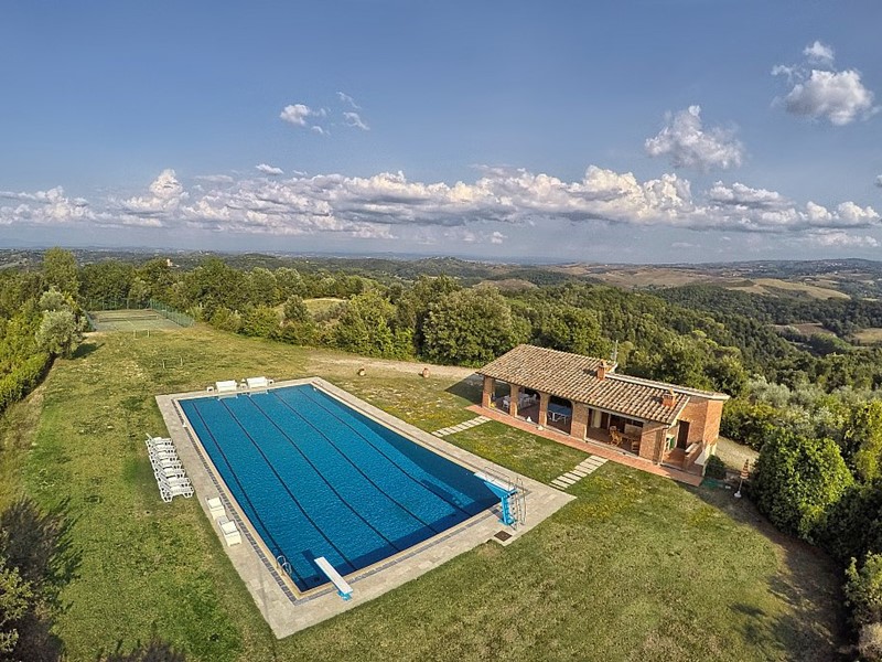 Rustico in Vendita a Montaione, 2850 m²
