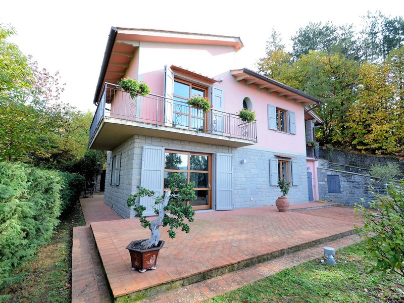 Villa in Vendita a Rufina, 980'000€, 244 m²