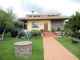 Villa in Vendita a Loro Ciuffenna, 750'000€, 396 m²