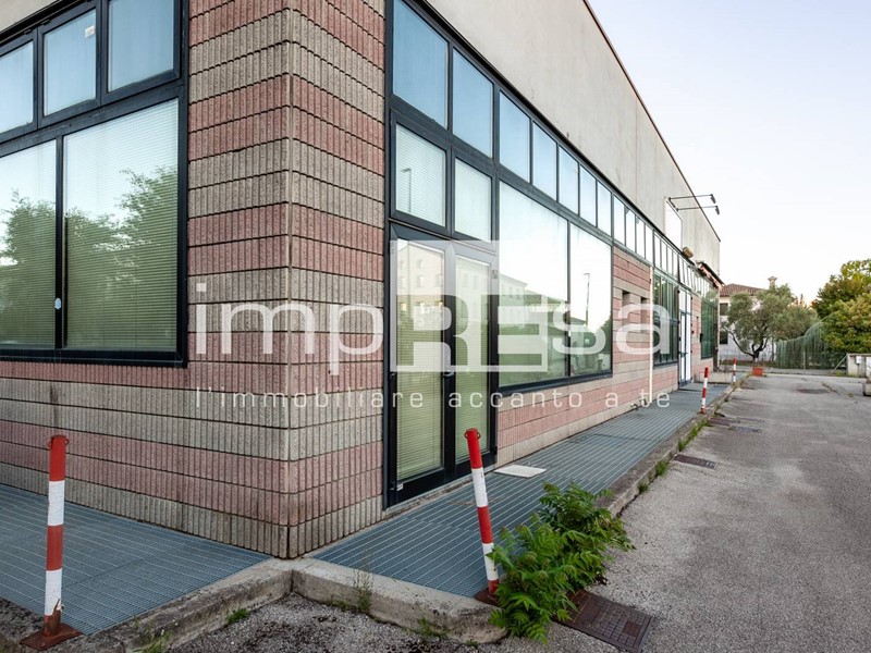 Magazzino in Vendita a Villorba, 200'000€, 791 m²
