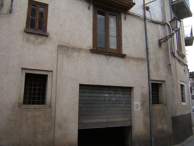 Quadrilocale in Vendita a Spezzano della Sila, 35'000€, 150 m²