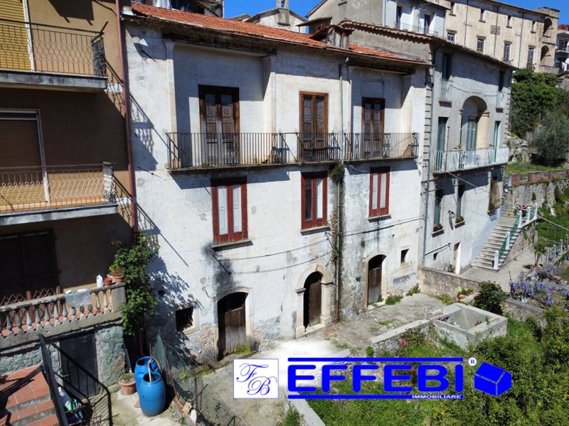 Appartamento in Vendita a Mendicino, 40'000€, 200 m²