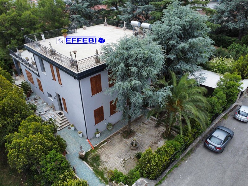 Villa in Vendita a Castrolibero, 500 m²