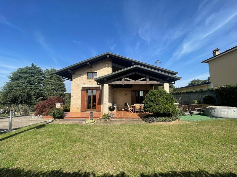 Villa in Vendita a Besana in Brianza, 990'000€, 426 m²