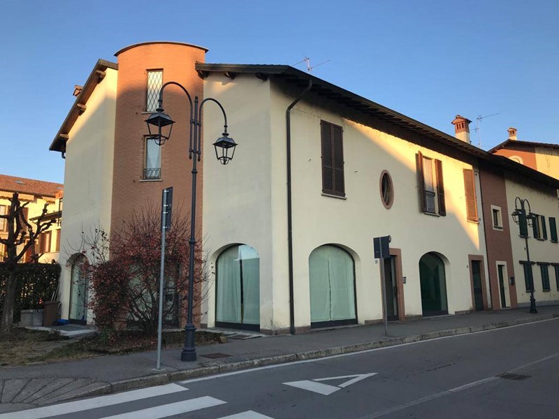 Immobile commerciale in Vendita a Cassano d'Adda, 320'000€, 163 m²