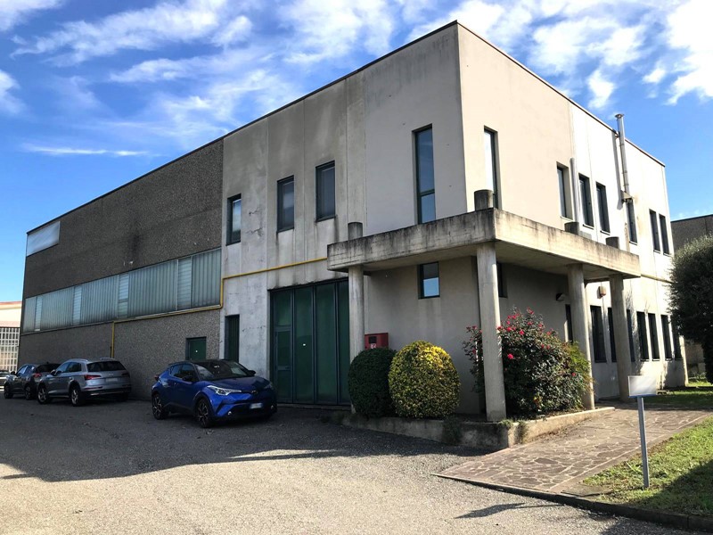 Capannone in Vendita a Bernareggio, 465'000€, 600 m²