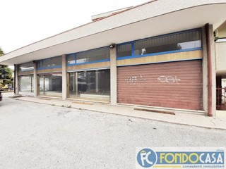 Immobile commerciale in Vendita a Pordenone, 230'000€, 300 m²
