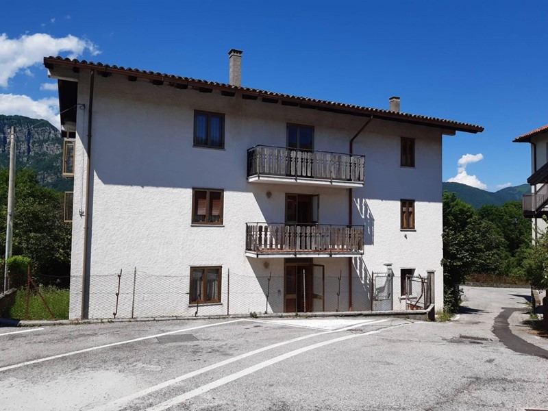 Casa Indipendente in Vendita a Frisanco, 90'000€, 281 m²