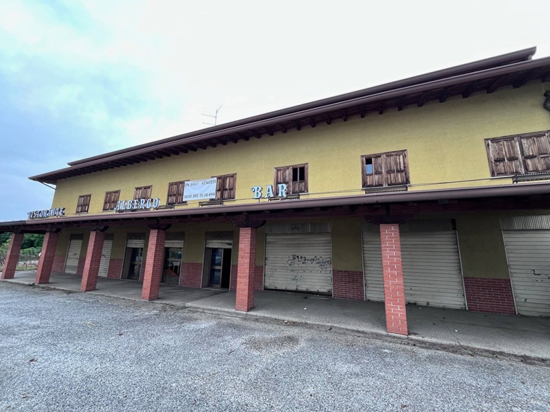 Casa Indipendente in Vendita a Fontanafredda, 200'000€, 1450 m²