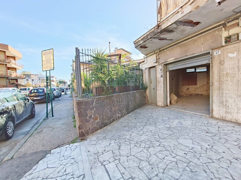 Attività commerciale in Affitto a Arzano, 700€, 50 m²