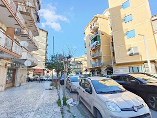 Attività commerciale in Affitto a Arzano, 700€, 50 m²