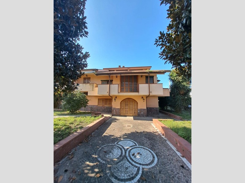 Villa in Vendita a Castello di Cisterna, 450'000€, 350 m²