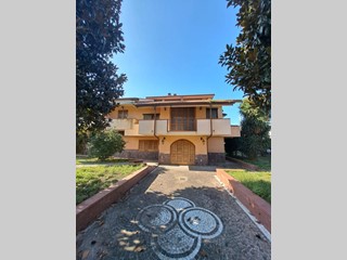 Villa in Vendita a Castello di Cisterna, 450'000€, 350 m²