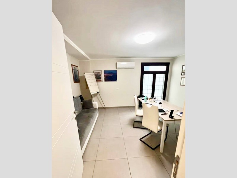 Ufficio in Affitto a Casoria, 350€, 15 m²