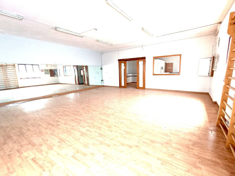 Immobile commerciale in Affitto a Pomigliano d'Arco, 3'000€, 500 m²