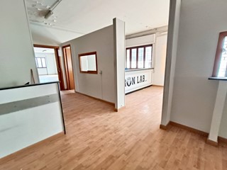 Immobile commerciale in Affitto a Pomigliano d'Arco, 3'000€, 500 m²