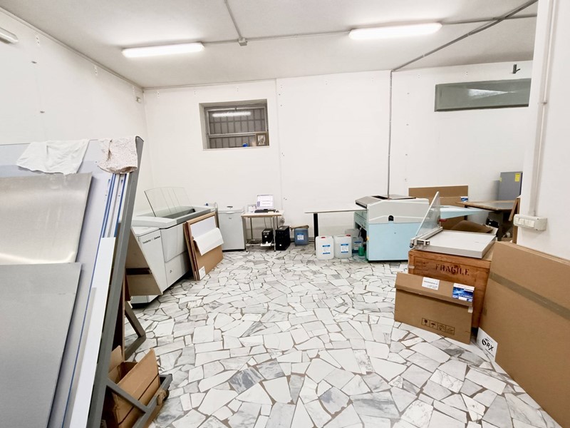 Attività commerciale in Affitto a Casoria, 1'400€, 133 m²