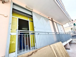 Attività commerciale in Affitto a Casoria, 1'400€, 133 m²