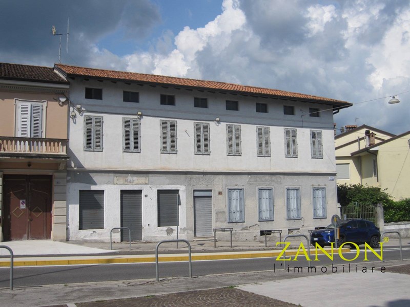 Appartamento in Vendita a Gorizia, 160'000€, 281 m², con Box