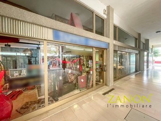 Immobile commerciale in Vendita a Grado, 95'000€, 61 m²