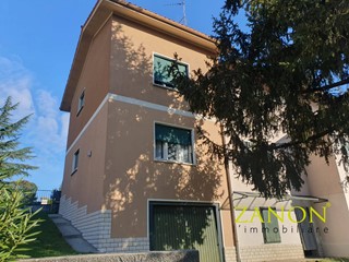 Villa in Vendita a Gradisca d'Isonzo, 160'000€, 313 m², con Box