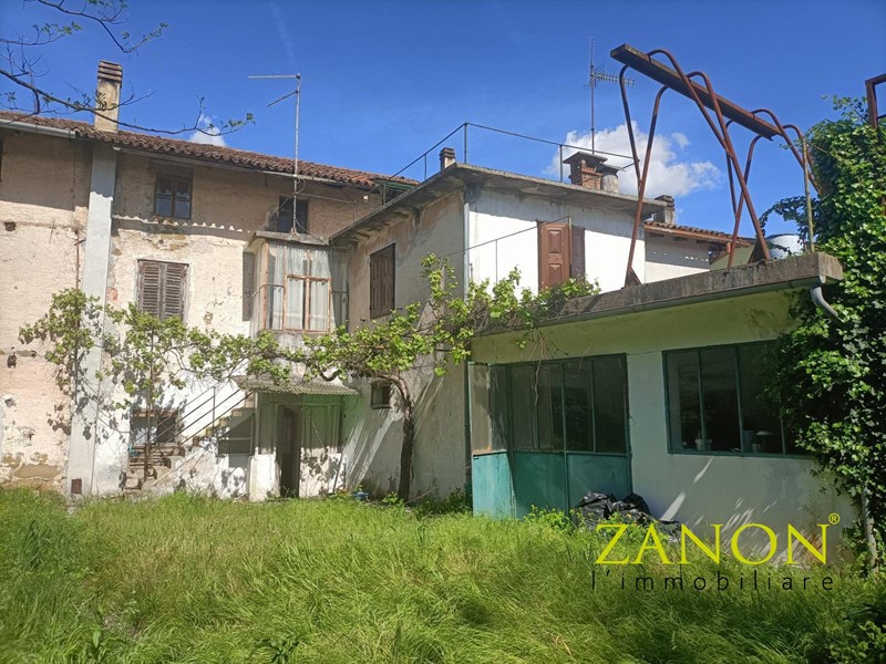 Casa Semi Indipendente in Vendita a Capriva del Friuli, 69'000€, 178 m²