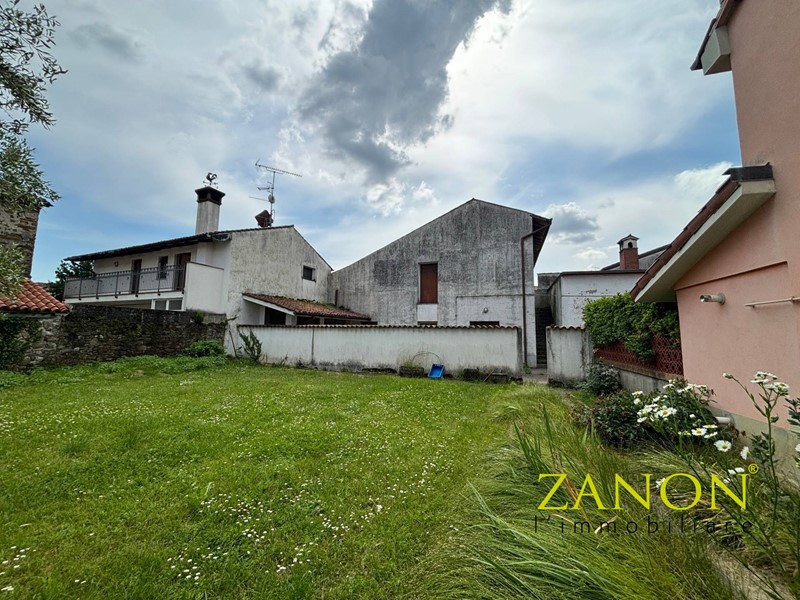Magazzino in Vendita a San Lorenzo Isontino, 40'000€, 140 m²