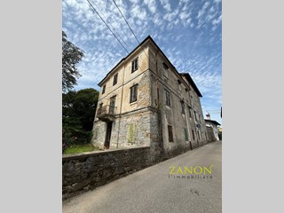 Casa Indipendente in Vendita a Cormons, 138'000€, 900 m²