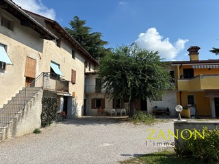 Casa Semi Indipendente in Vendita a Capriva del Friuli, 65'000€, 206 m²