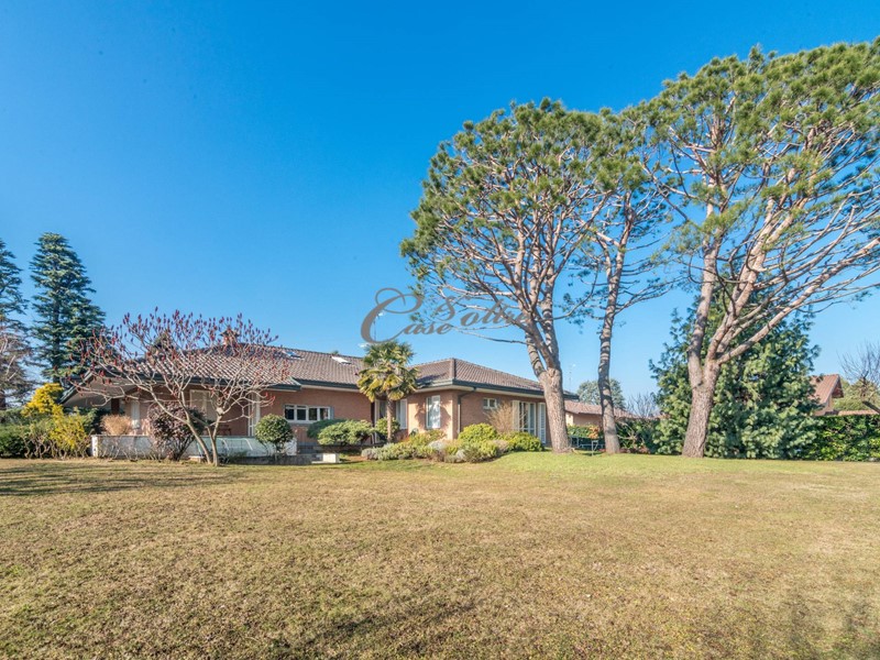 Villa in Vendita a Fenegrò, 690'000€, 500 m²