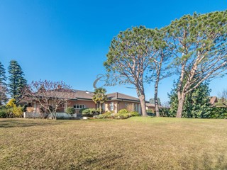 Villa in Vendita a Fenegrò, 690'000€, 500 m²