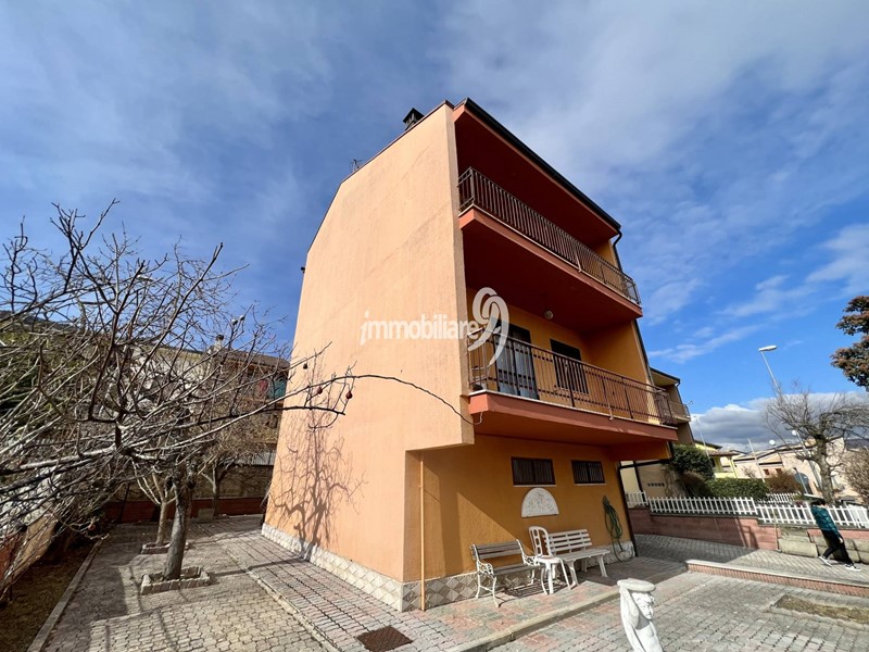 Villetta a schiera in Vendita a L'Aquila, 180'000&euro;, 210 m²