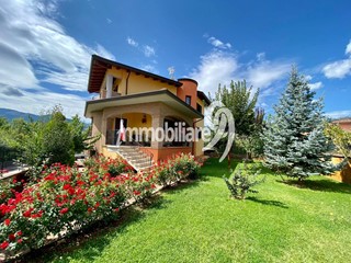 Villa in Vendita a L'Aquila, 350'000&euro;, 220 m²