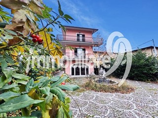 Casa Indipendente in Vendita a L'Aquila, 300'000&euro;, 420 m²