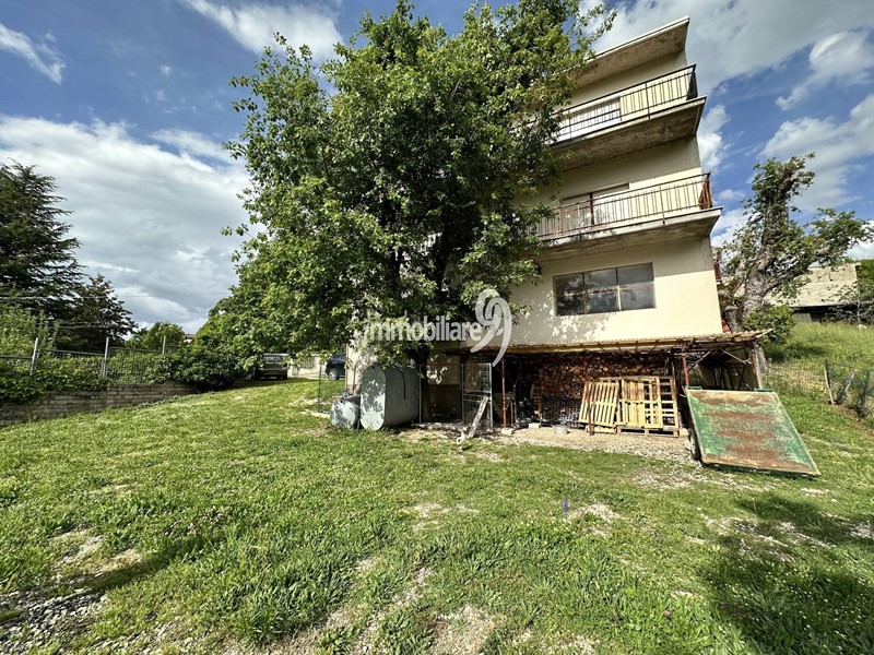 Casa Indipendente in Vendita a L'Aquila, 140'000&euro;, 500 m²