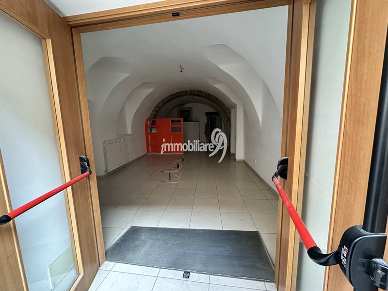Immobile commerciale in Affitto a L'Aquila, 1'400€, 160 m²