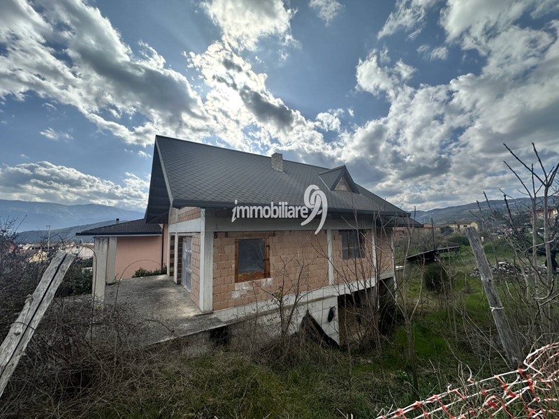 Villa in Vendita a L'Aquila, 169'000&euro;, 230 m²