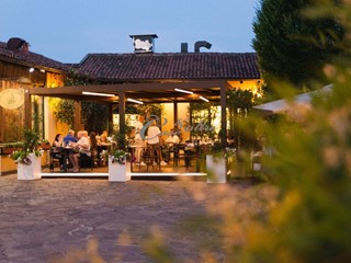 Attività commerciale in Vendita a Carimate, 150'000€, 300 m²