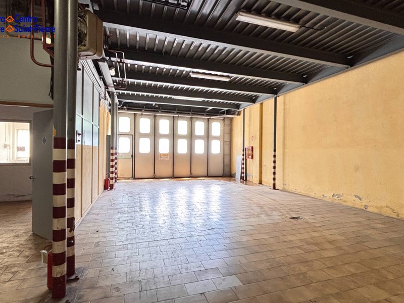 Capannone in Vendita a Gressan, 450'000€, 1005 m²